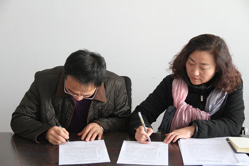 周晓峰书(shu) 记与党员教职工签订工作目标承诺书(shu) (摄影:申峰)